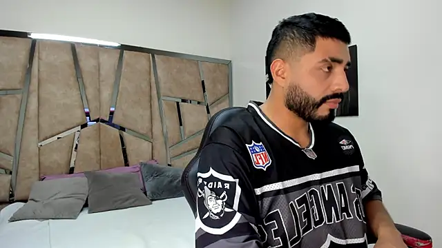 Snapshot of LeandroRusso chatting on February 12, 2025, 8:40 pm LeandroRusso online show from February 12, 2025, 8:40 pm