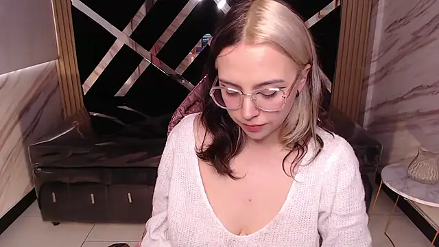 Hela v online show from March 10, 2025, 6:12 pm