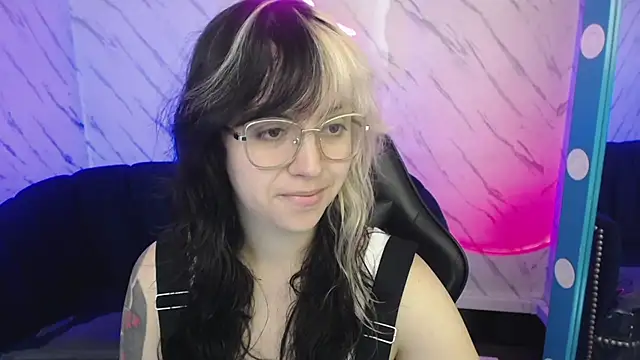 Snapshot of Hela_v chatting on February 21, 2026, 1:13 pm Hela v online show from February 21, 2026, 1:13 pm