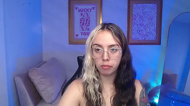 Hela v online show from November 24, 2025, 8:09 pm