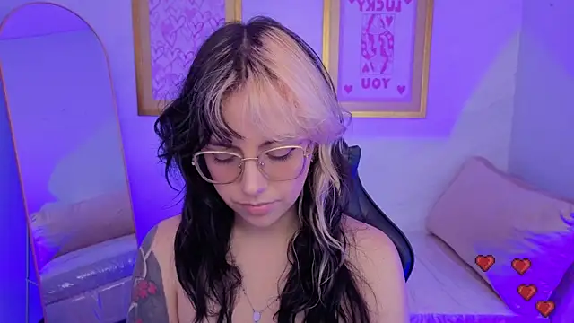 Snapshot of Hela_v chatting on February 17, 2026, 8:06 pm Hela v online show from February 17, 2026, 8:06 pm