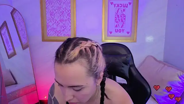 Snapshot of Hela_v chatting on February 16, 2026, 8:07 pm Hela v online show from February 16, 2026, 8:07 pm