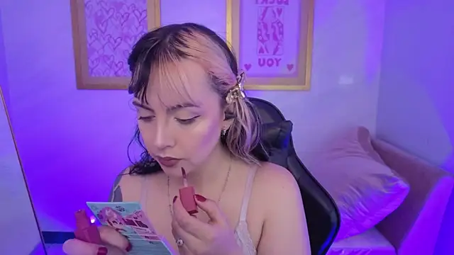 Snapshot of Hela_v chatting on February 5, 2026, 8:04 pm Hela v online show from February 5, 2026, 8:04 pm