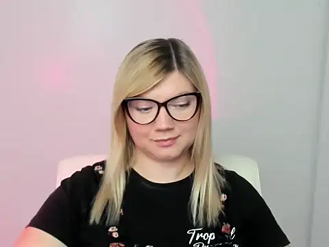 Snapshot of Lola_moree chatting on September 22, 2025, 11:49 am Lola moree online show from September 22, 2025, 11:49 am