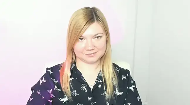 Snapshot of Lola_moree chatting on March 17, 2025, 3:29 pm Lola moree online show from March 17, 2025, 3:29 pm