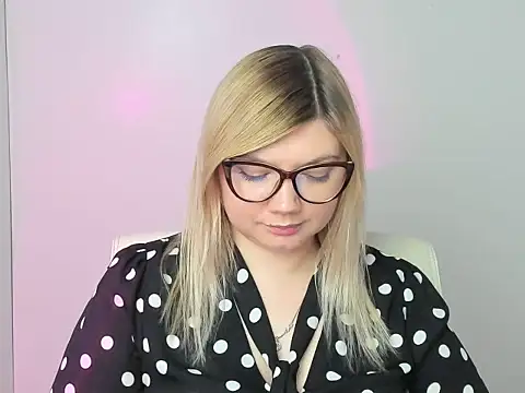 Snapshot of Lola_moree chatting on November 11, 2025, 1:28 pm Lola moree online show from November 11, 2025, 1:28 pm