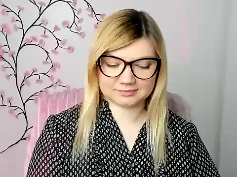 Snapshot of Lola_moree chatting on December 15, 2025, 12:44 pm Lola moree online show from December 15, 2025, 12:44 pm