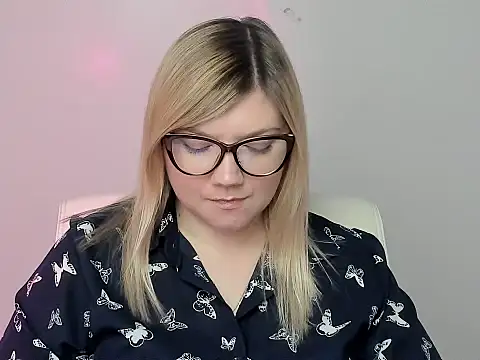 Snapshot of Lola_moree chatting on October 12, 2025, 12:28 pm Lola moree online show from October 12, 2025, 12:28 pm