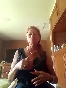 MaryLunna online show from February 13, 2025, 2:09 pm