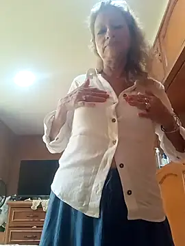 MaryLunna online show from February 12, 2025, 7:13 pm