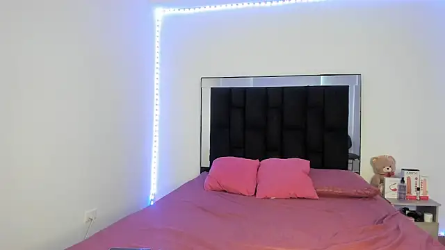 Snapshot of victoriacolin chatting on March 7, 2025, 12:23 pm victoriacolin online show from March 7, 2025, 12:23 pm