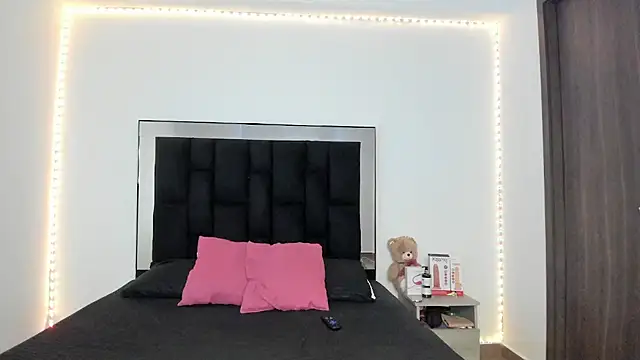 Snapshot of victoriacolin chatting on February 24, 2025, 12:05 pm victoriacolin online show from February 24, 2025, 12:05 pm