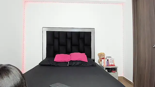 Snapshot of victoriacolin chatting on February 21, 2025, 11:54 pm victoriacolin online show from February 21, 2025, 11:54 pm