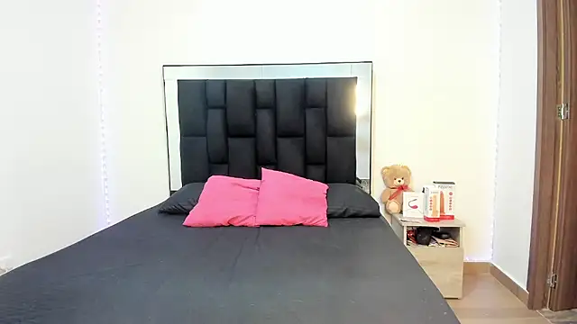 Snapshot of victoriacolin chatting on February 26, 2025, 12:05 pm victoriacolin online show from February 26, 2025, 12:05 pm