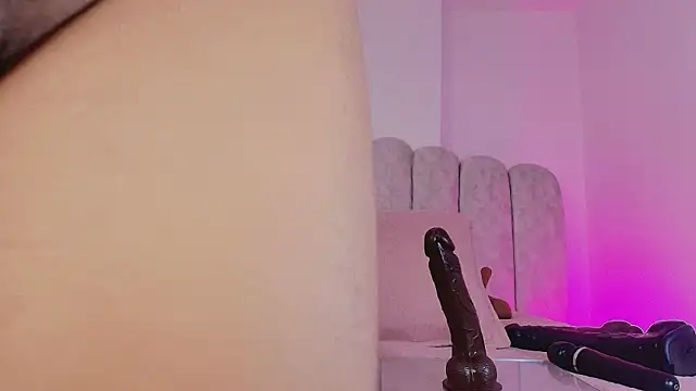 Snapshot of sharlott_miller chatting on February 6, 2026, 12:01 pm sharlott miller online show from February 6, 2026, 12:01 pm