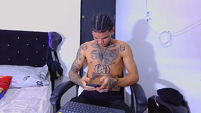 Snapshot of hot_man05 chatting on October 31, 2025, 11:22 pm hot man05 online show from October 31, 2025, 11:22 pm