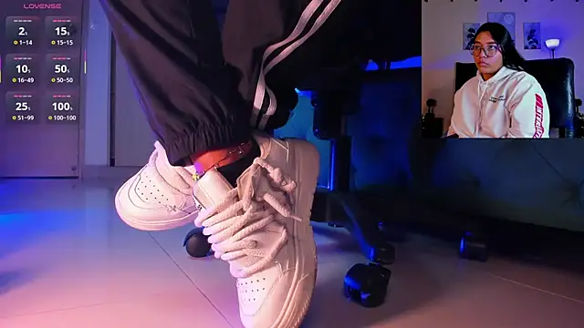 Snapshot of aleya_bliss chatting on November 25, 2025, 3:18 am aleya bliss online show from November 25, 2025, 3:18 am