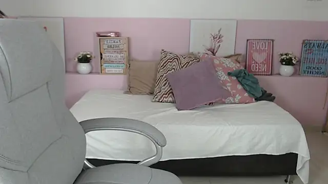 Snapshot of brendathompson_ chatting on February 27, 2025, 12:45 pm brendathompson online show from February 27, 2025, 12:45 pm