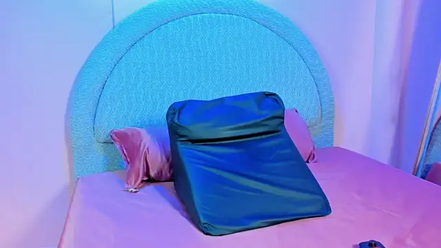 yeikafoxy online show from April 19, 2026, 11:44 am