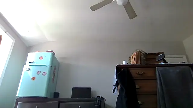 cruz815 online show from April 15, 2026, 2:21 pm