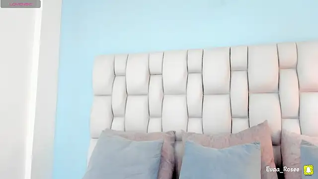 eva roseee online show from December 14, 2025, 8:14 pm