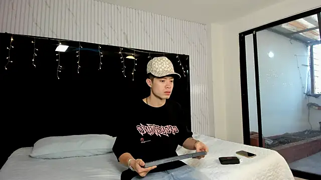 Snapshot of marcuscollins1_ chatting on February 5, 2026, 12:23 pm marcuscollins1 online show from February 5, 2026, 12:23 pm