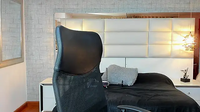 Snapshot of Nohemi_louse chatting on October 21, 2025, 7:02 pm Nohemi louse online show from October 21, 2025, 7:02 pm