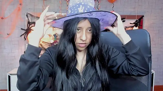 Snapshot of Nohemi_louse chatting on October 28, 2025, 7:02 pm Nohemi louse online show from October 28, 2025, 7:02 pm