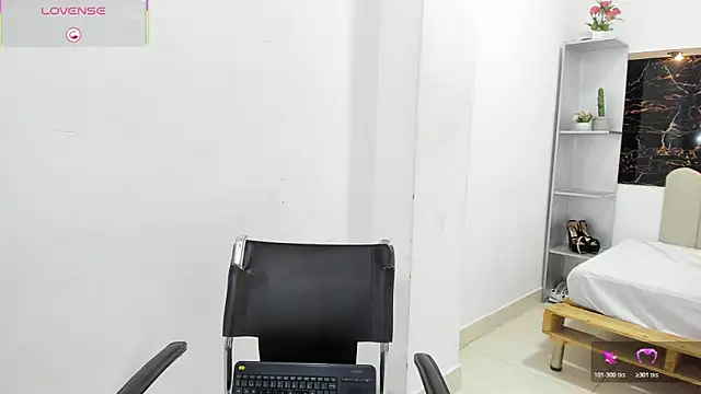 Snapshot of Annyrosee chatting on October 27, 2025, 8:10 pm Annyrosee online show from October 27, 2025, 8:10 pm