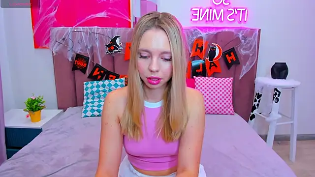 Snapshot of TessaAdorable chatting on October 29, 2025, 1:37 am TessaAdorable online show from October 29, 2025, 1:37 am