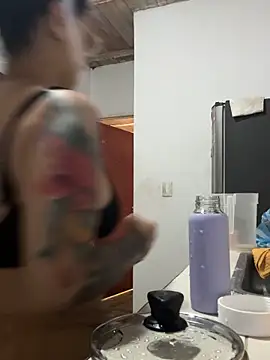 Snapshot of Emma_Giraldo chatting on October 29, 2025, 12:09 am Emma Giraldo online show from October 29, 2025, 12:09 am