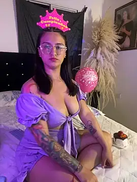 Snapshot of Emma_Giraldo chatting on September 30, 2025, 12:05 am Emma Giraldo online show from September 30, 2025, 12:05 am