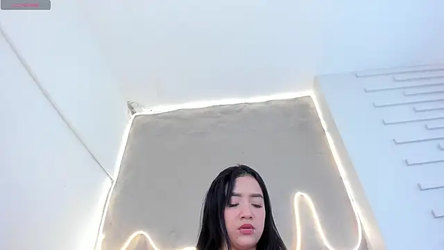 Lia Guzman online show from November 7, 2025, 3:33 am