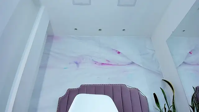 Lia Guzman online show from September 12, 2025, 3:17 am