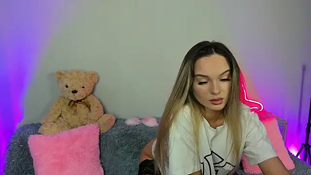 Snapshot of EvaBalmer chatting on October 19, 2025, 7:55 am EvaBalmer online show from October 19, 2025, 7:55 am