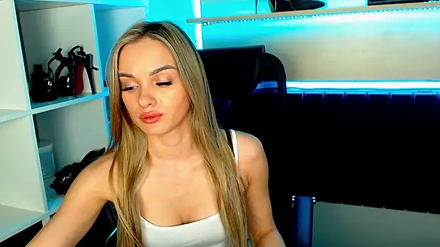 Snapshot of EvaBalmer chatting on March 4, 2025, 9:43 pm EvaBalmer online show from March 4, 2025, 9:43 pm