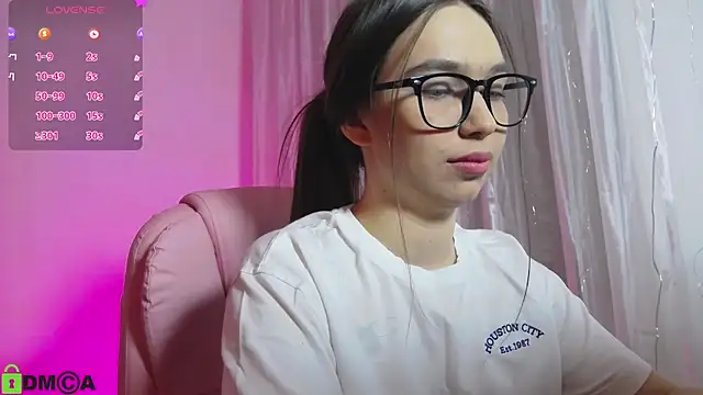 Snapshot of Arianahot777 chatting on February 4, 2025, 12:08 am Arianahot777 online show from February 4, 2025, 12:08 am