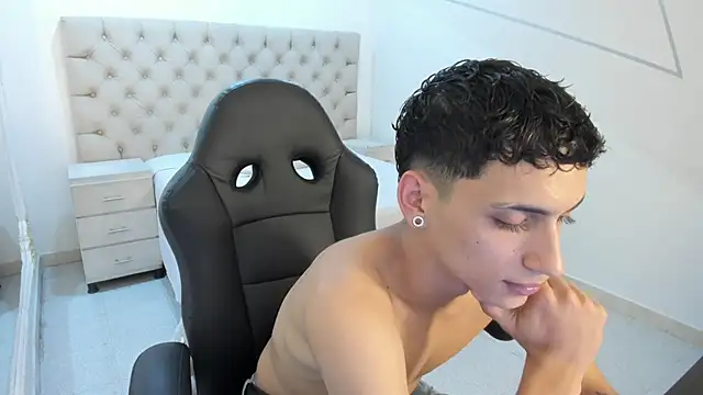 JhoanLeandro online show from October 15, 2025, 5:06 am