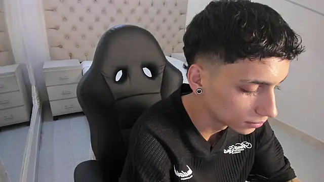 Snapshot of JhoanLeandro chatting on January 11, 2026, 5:25 am JhoanLeandro online show from January 11, 2026, 5:25 am