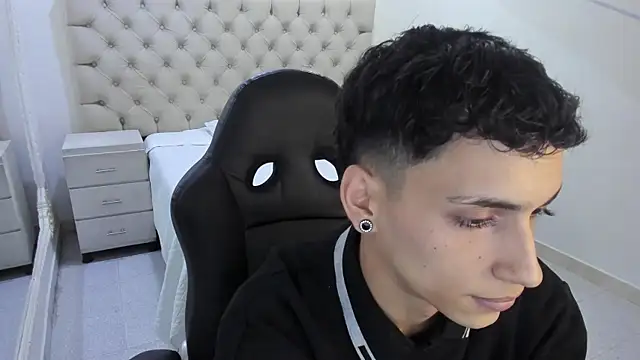 Snapshot of JhoanLeandro chatting on January 13, 2026, 4:49 am JhoanLeandro online show from January 13, 2026, 4:49 am