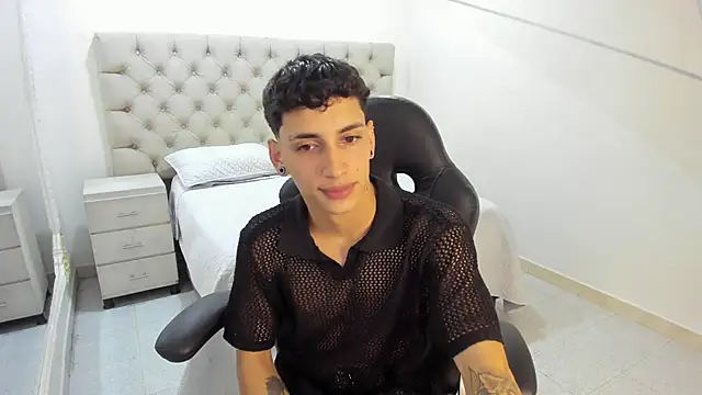 JhoanLeandro online show from November 14, 2025, 5:33 am