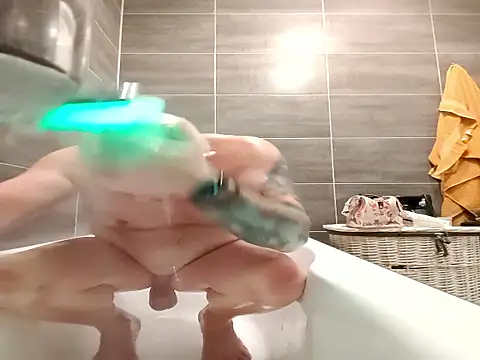 bouraktom6 online show from October 16, 2025, 5:21 pm