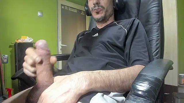 BigCumShoot online show from April 15, 2026, 5:02 am