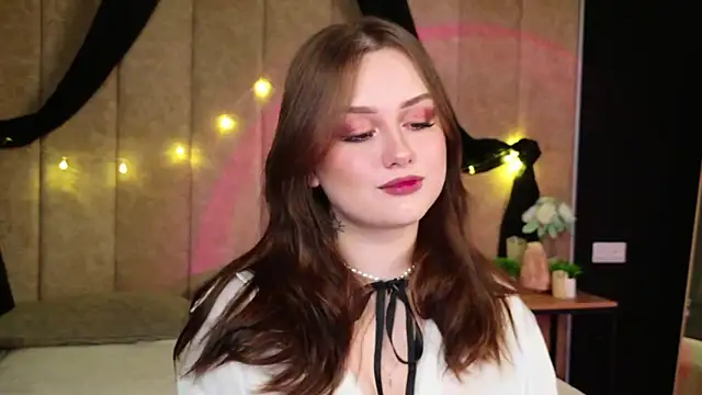 Kendra Parlow online show from November 4, 2025, 8:34 pm