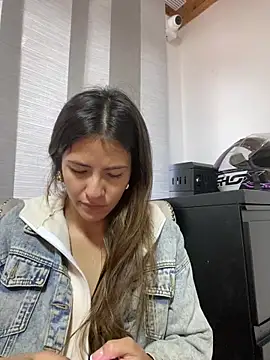 Snapshot of Andrea18_blonde chatting on March 14, 2025, 12:29 pm Andrea18 blonde online show from March 14, 2025, 12:29 pm