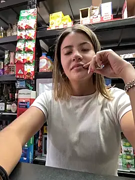 Snapshot of Andrea18_blonde chatting on December 21, 2025, 5:36 pm Andrea18 blonde online show from December 21, 2025, 5:36 pm