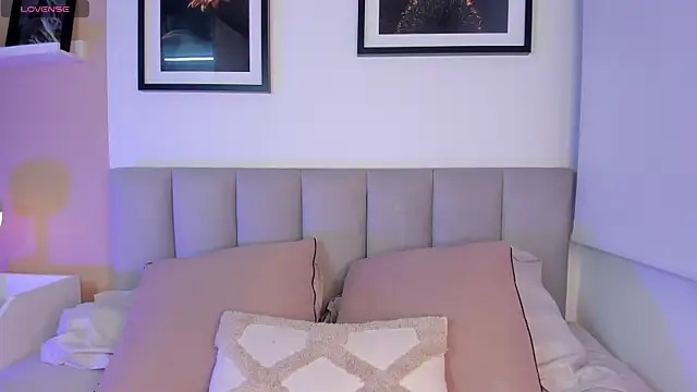 Gigi Strawberry online show from September 12, 2025, 4:23 am