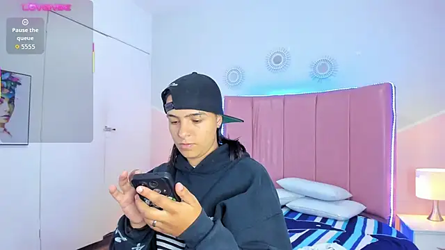 Liiam smith  online show from November 9, 2025, 1:04 pm