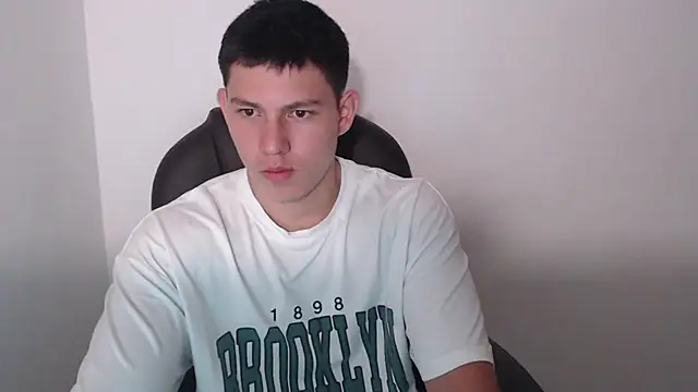 Snapshot of JamesCr_ chatting on February 26, 2025, 9:44 am JamesCr online show from February 26, 2025, 9:44 am