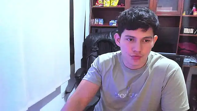 Snapshot of JamesCr_ chatting on February 7, 2025, 7:18 am JamesCr online show from February 7, 2025, 7:18 am